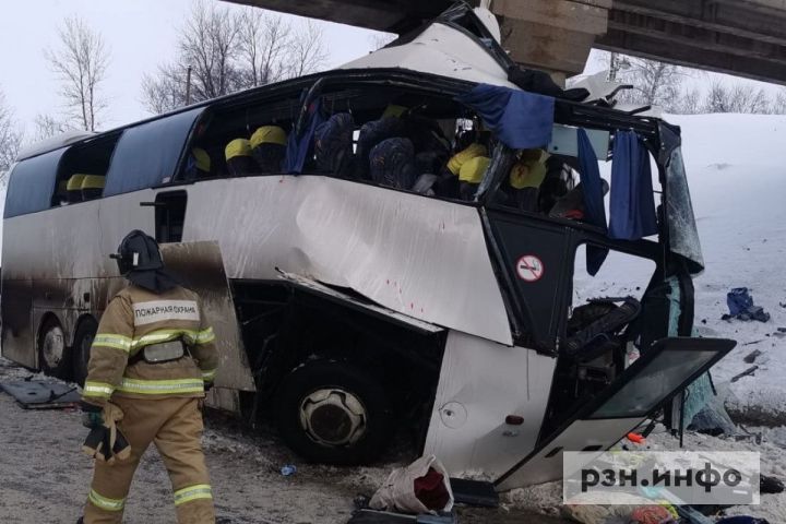 Пассажирский автобус въехал в опору моста: пять человек погибли