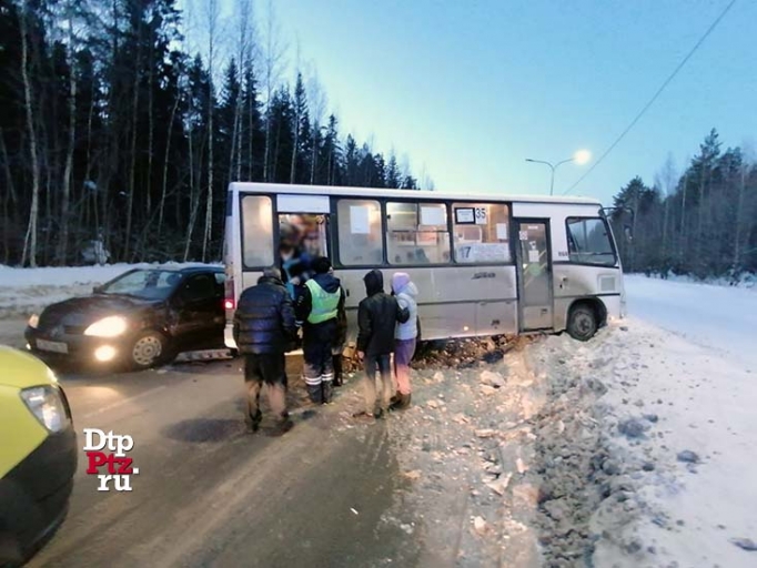 В Петрозаводске ищут свидетелей жесткого ДТП с маршруткой