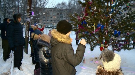 На улице Пушанина активисты организовали новогодний праздник