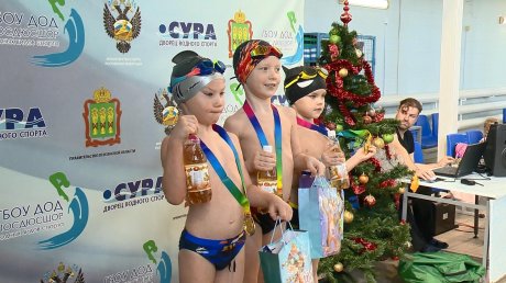 В пензенском бассейне организовали новогодний заплыв