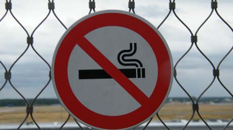 Одной категории россиян предложили запретить продавать табак