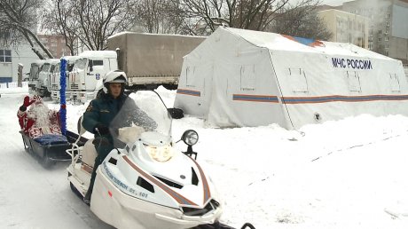 В Пензе детей спасателей прокатили на снегоходе и квадроцикле
