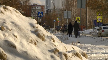 Уборка снега с тротуара на улице Бородина вызвала недовольство