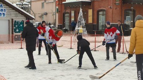 В Пензе школьные и дворовые команды сыграли в хоккей в валенках