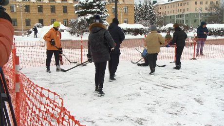 В Пензе школьные и дворовые команды сыграли в хоккей в валенках