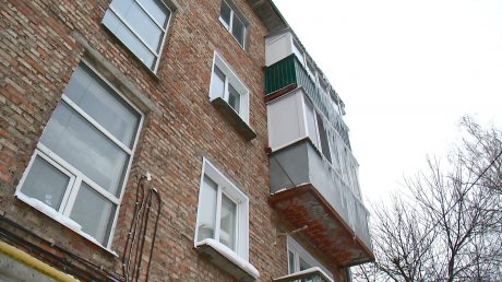 На улице Попова женщину возмутил метод уборки наледи с крыш