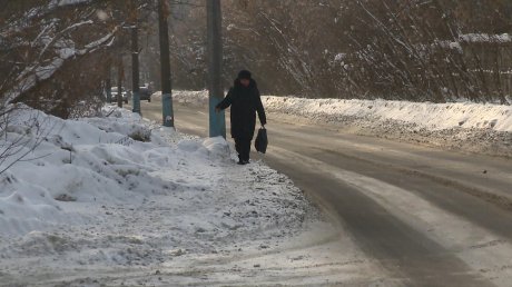 Нет тротуара: на Тепличной люди вынуждены ходить по дороге