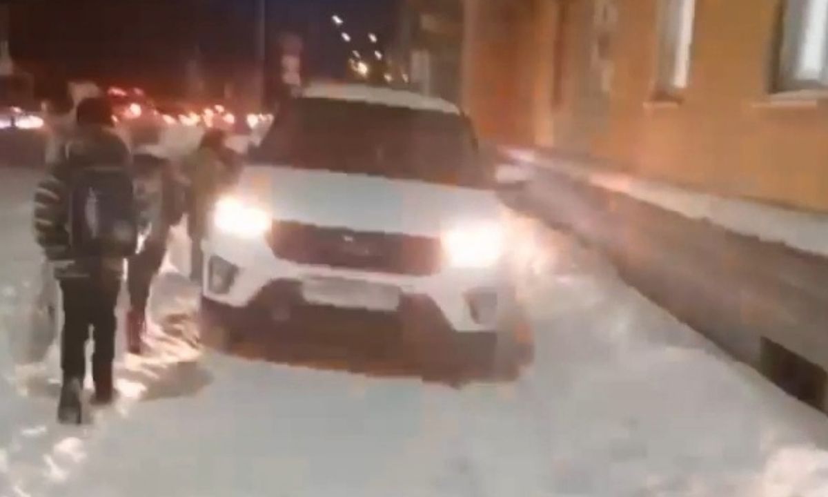 «Имейте совесть!»: водители Петрозаводска решили объехать затор на дороге по тротуару возле школы