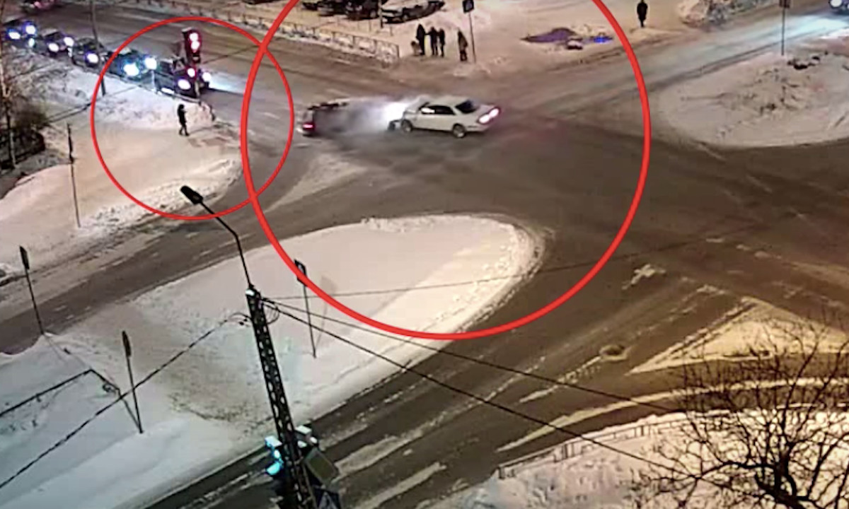 Авария на перекрестке в Петрозаводске: автомобиль отбросило на пешехода