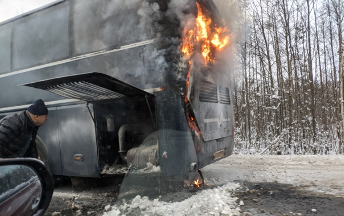 Автобус с пассажирами загорелся на трассе «Кола»
