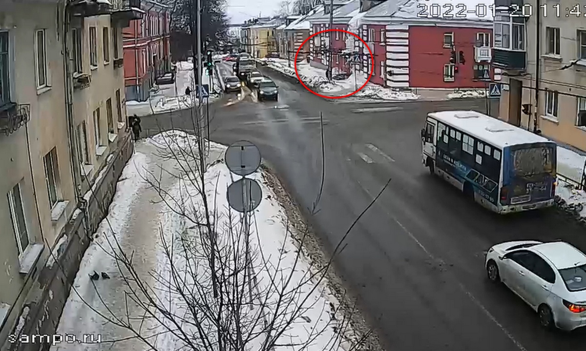 В Петрозаводске снег с крыши  чуть не рухнул на голову пешехода