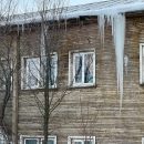 В Петрозаводске коммунальщики игнорируют требования убрать сосульки с крыш и почистить дворы 