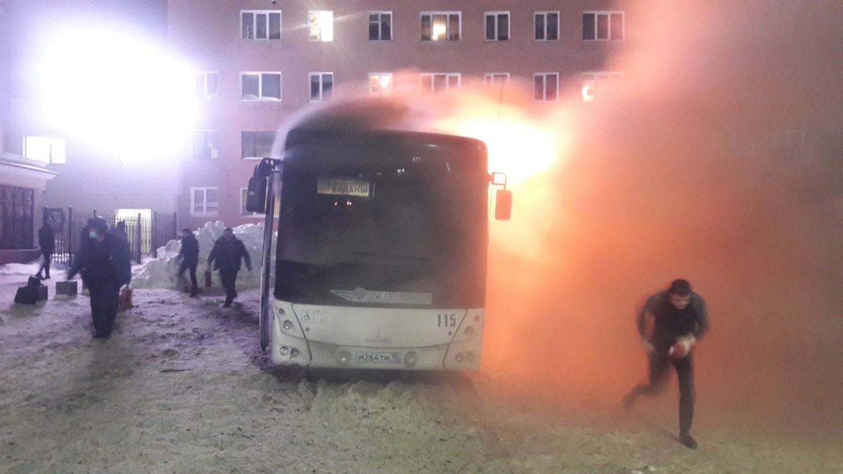 Новые подробности пожара в центре Петрозаводска, во время которого сгорел автобус