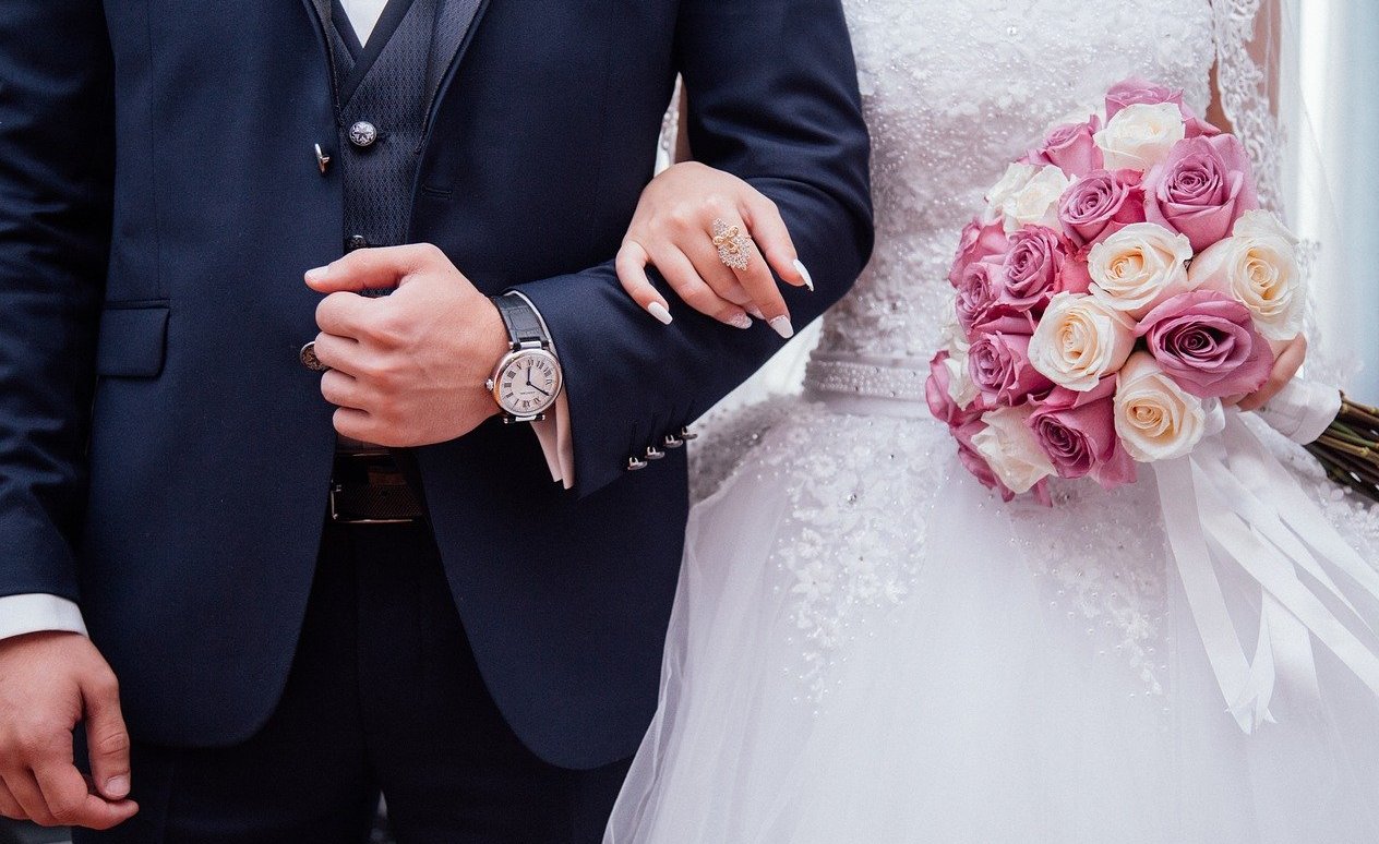 В загсах одного из регионов России запретили смеяться во время свадеб 