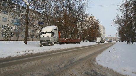 На Глазунова из-за припаркованных автомобилей сузилась дорога
