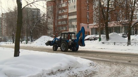 На Глазунова из-за припаркованных автомобилей сузилась дорога