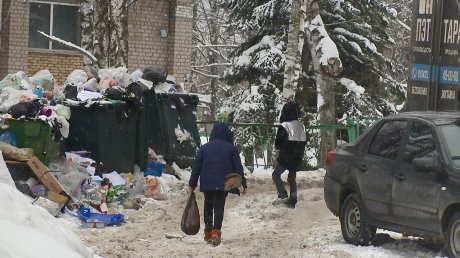 На ул. Беляева мусоровоз не очистил баки из-за заснеженного пути