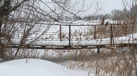 Мост через реку между Нахаловкой и Маяком засыпало снегом