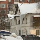 С крыши дома на улице Шмидта свесились огромные глыбы льда