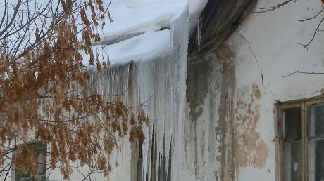 С крыши дома на улице Шмидта свесились огромные глыбы льда