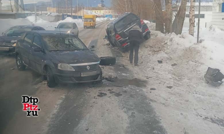 Внедорожник без колеса улетел в сугроб после ДТП в Петрозаводске