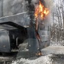 Автобус с пассажирами загорелся на трассе «Кола» Автобус с пассажирами загорелся на трассе «Кола»