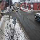 В Петрозаводске снег с крыши  чуть не рухнул на голову пешехода